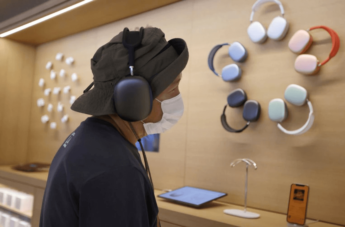 Trong thời gian đại dịch bùng phát, con người có xu hướng dành nhiều thời gian để nghe nhạc hơn - Ảnh: Reuters