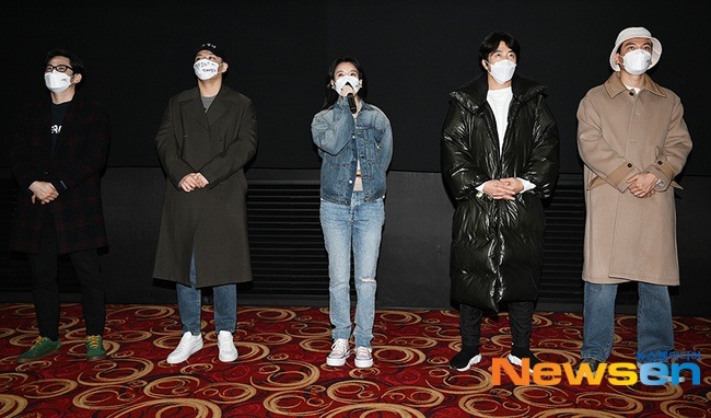 Chiều 6.2, dàn diễn viên The Pirates: The Last Royal Treasure đeo khẩu trang và đảm bảo các quy định phòng dịch khi giao lưu với người xem tại một phòng chiếu  CHỤP MÀN HÌNH NEWSEN