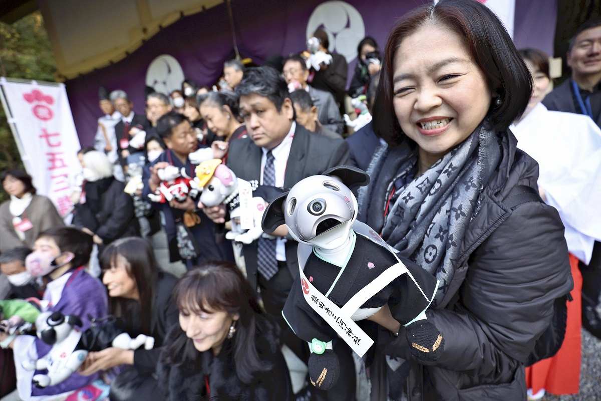 Độc đáo lễ cầu nguyện cho chó robot ở Nhật Bản