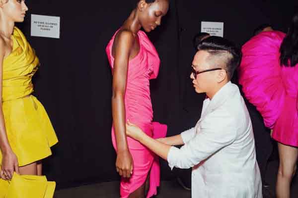 Cận cảnh dàn chân dài ngực trần trình diễn trong show Công Trí ở New York