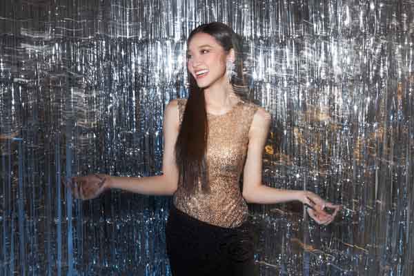 Hoa hậu Kim Ngân mặc cắt xẻ, khoe eo ‘con kiến’ cực quyến rũ