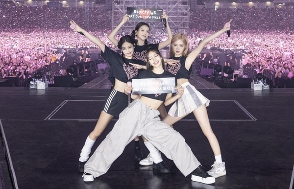 ‘Đu’ idol với tấm vé ‘cả tháng lương’ cha mẹ, người trẻ có đáng bị chỉ trích?