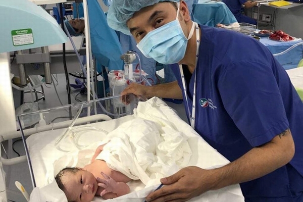 Ưng Hoàng Phúc và Kim Cương hạnh phúc vỡ oà khi chào đón con gái thứ 2