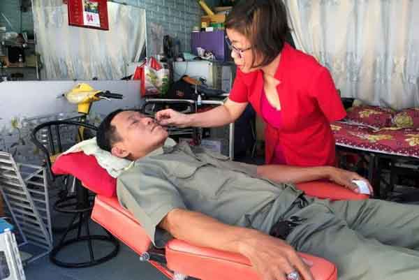 Reuters cảm thương thợ cắt tóc Việt 1 tay bị chồng bỏ sau tai nạn, một mình nuôi hai con