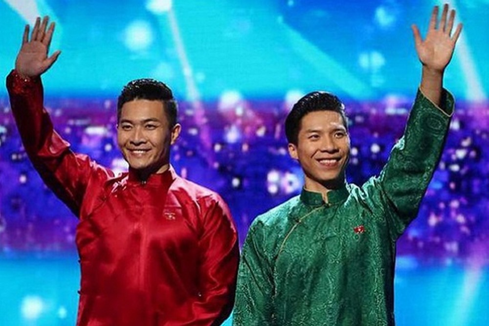 Quốc Cơ và Quốc Nghiệp đấu giá áo dài để ủng hộ miền Trung