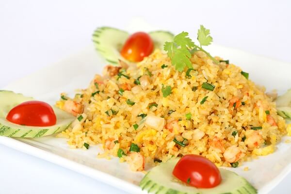 Cơm chiên tỏi đơn giản “nạp năng lượng” cho gia đình ngày đầu tuần