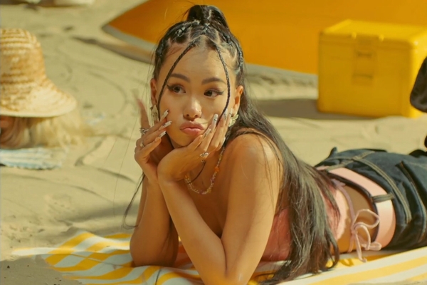 Một năm sau khi đầu quân cho hãng đĩa thế giới, Kim Kunni giờ ra sao?