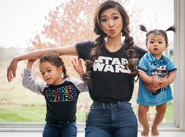 Chụp ảnh cùng con gái đáng yêu, hai mẹ con trở nên nổi tiếng