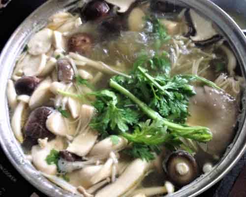 Lẩu gà nấu nấm đậm đà, thơm ngon đãi cho ngày cuối tuần