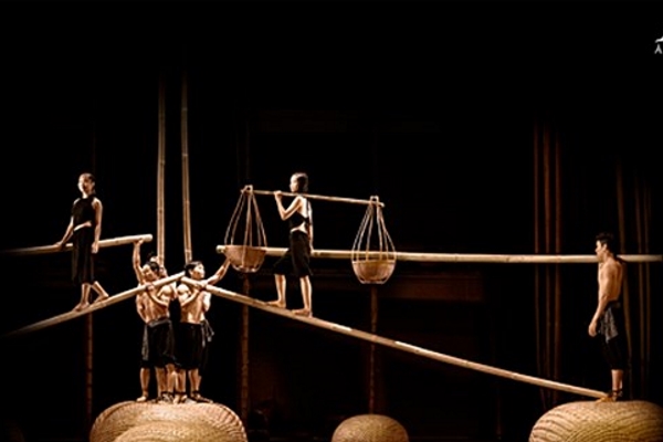 Xiếc Việt Nam A Ố Làng phố trình diễn tại nhà hát Con Sò Sydney (Úc)