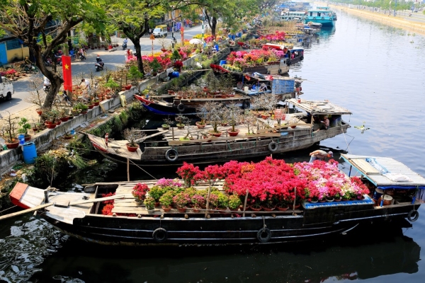 Đường phố Sài Gòn đã ngập tràn hoa tết