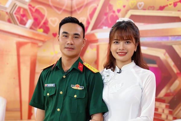 Lấy chồng bộ đội, cô gái tủi thân một mình chuẩn bị cho lễ cưới