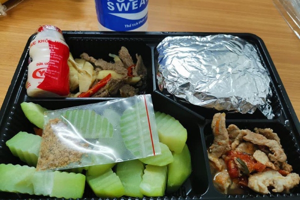 Cận cảnh suất cơm tại khu cách ly nCoV, “ngon mê ly”