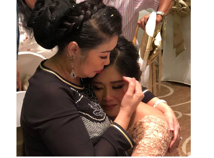 Con gái Hồng Vân quỳ xuống, ôm mẹ òa khóc trong tiệc cưới