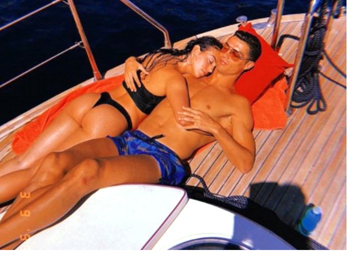 Khô hạn bàn thắng, Ronaldo cưỡi du thuyền cùng bạn gái xinh đẹp