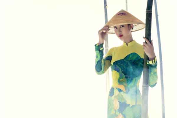 Duyên dáng áo dài hoa sen cho mùa Vu Lan