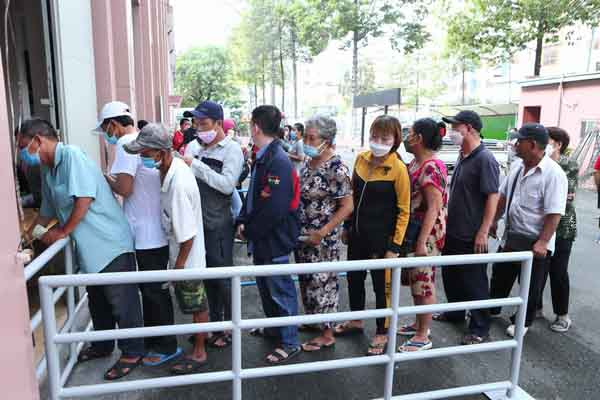 Người hâm mộ xếp hàng dài mua vé xem HAGL đá AFC Champions League
