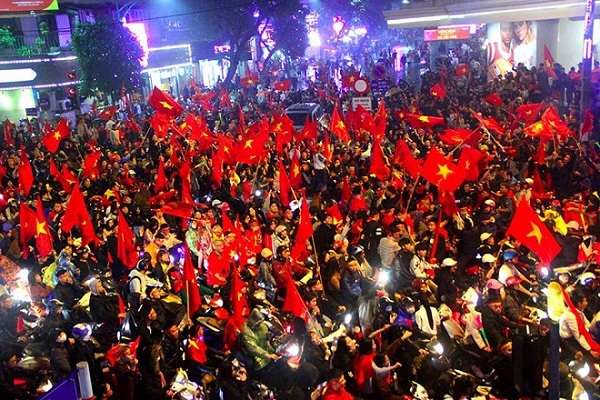 Con à, để mẹ kể cho con nghe về lòng yêu nước!