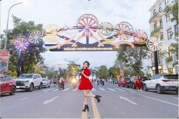 ‘Đổi gió’ 8/3, ghé ngay phố đêm ẩm thực Grand Park