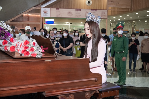 Hoa hậu Mai Phương vừa đàn vừa hát tặng y bác sĩ nữ nhân ngày 20/10