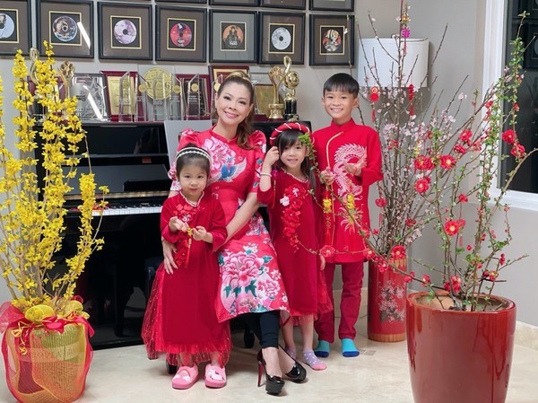 Thanh Thảo cùng các con diện áo dài du xuân tại Mỹ