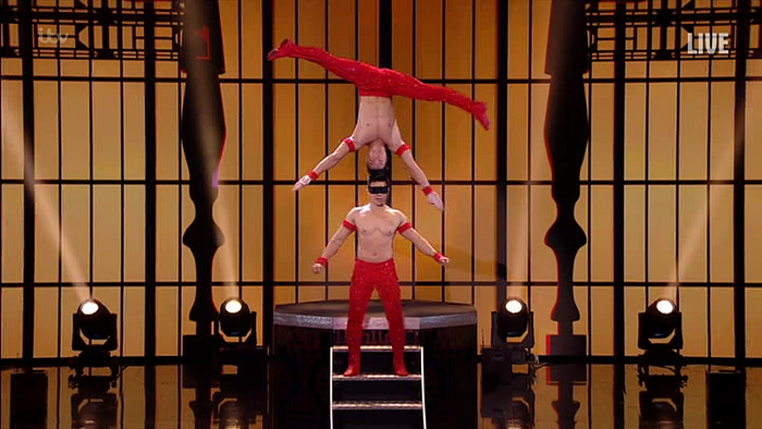 Quốc Cơ, Quốc Nghiệp biểu diễn làm BGK đồng loạt đứng dậy vỗ tay