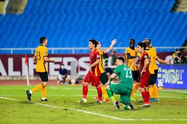 Việt Nam có cần xây thêm một SVĐ hiện đại?: Bóng đá tiến lên, sân vận động đi lùi