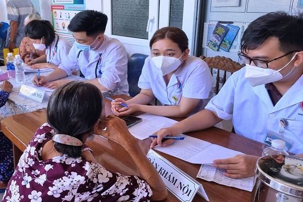 Người trẻ gom yêu thương đến với xã đảo