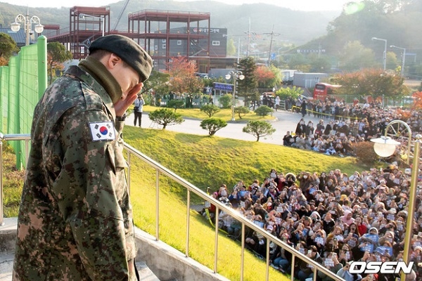 Hơn 3.000 fan chờ đón G-Dragon trong ngày xuất ngũ