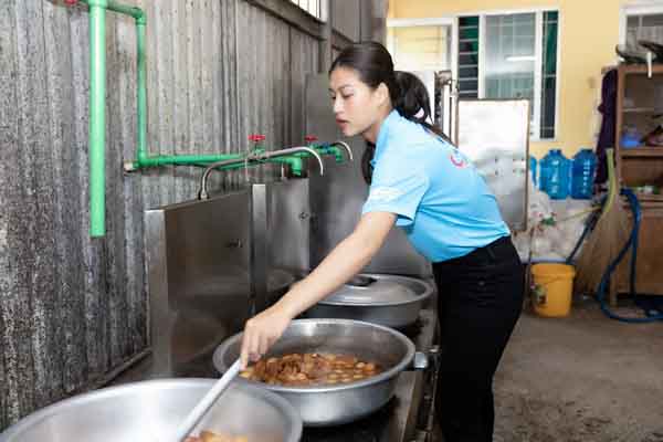 Thiên Ân tận tay vào bếp chuẩn bị 400 suất ăn cho người có hoàn cảnh đặc biệt