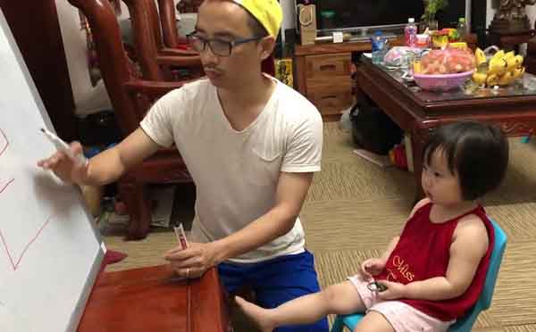 Hài hước chuyện ông bố “luyện thi” cho con gái 2 tuổi rưỡi