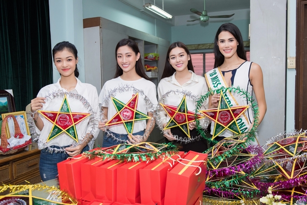 Á hậu Tường San và Hoa hậu quốc tế Mariem Valazco giản dị đi làm từ thiện