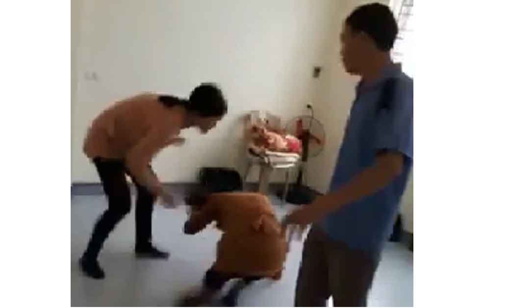 Vợ tìm đến tận nơi, đánh túi bụi trưởng nhóm “Hội Thánh Đức Chúa Trời Mẹ” để cứu chồng