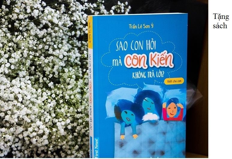 Tặng sách “Sao Con Hỏi Mà Con Kiến Không Trả Lời”