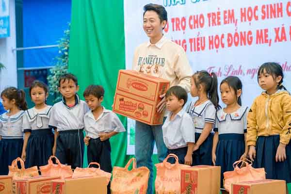 Dương Phúc ‘cõng’ 150 phần quà tiếp sức trẻ vùng cao vượt khó