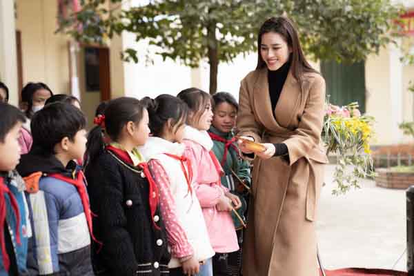 Hoa hậu Đỗ Hà mang ấm áp về vùng cao Hà Giang