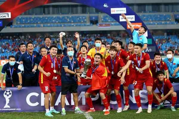 Người hùng của U.23 Việt Nam, HLV Đinh Thế Nam cũng trở thành F0