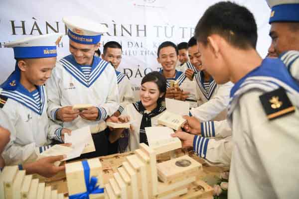 Trao tặng hơn 10 ngàn cuốn sách quý đến cán bộ, chiến sĩ   Vùng 4 Hải quân – Cam Ranh (Khánh Hòa)