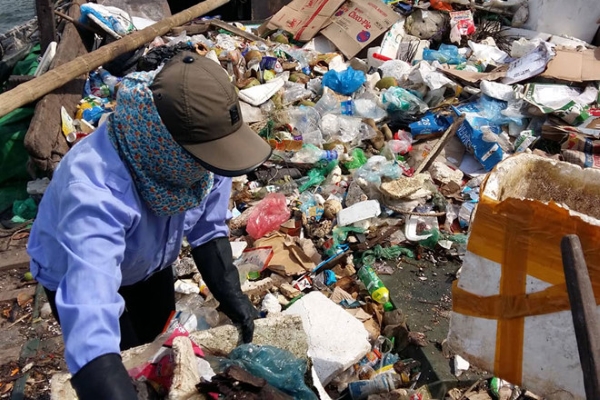 Vịnh Hạ Long “kêu cứu” vì rác thải của du khách ném xuống