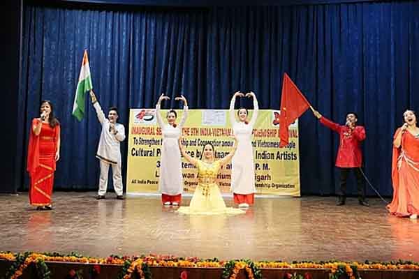 Thi viết về con người và đất nước Ấn Độ