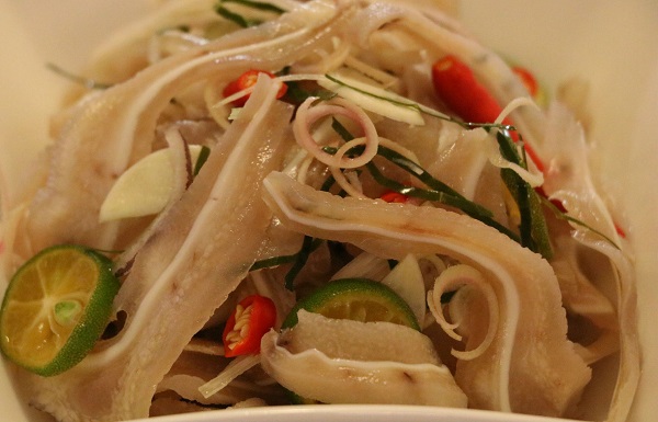 Cách làm tai heo sả tắc nhâm nhi ngày Tết