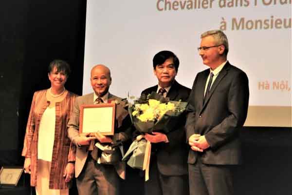 Vinh danh hai công dân Việt Nam nhận Huân chương Hiệp sĩ Pháp