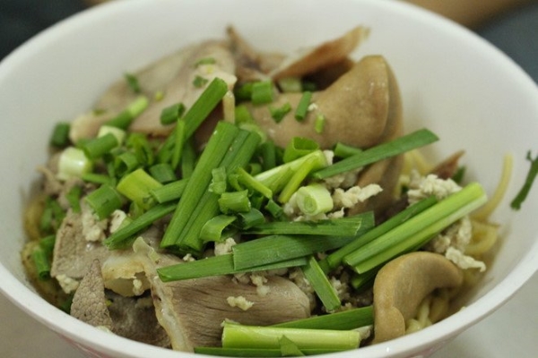 Đâu là bí quyết giúp quán hủ tiếu nhỏ nườm nượp khách suốt 60 năm qua tại Sài Gòn?