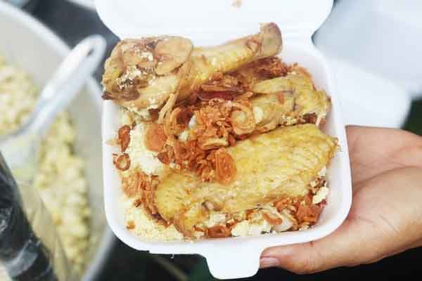 Gánh xôi hơn 30 năm ở ngay trung tâm TP.HCM ngày chỉ bán đúng 3 con gà