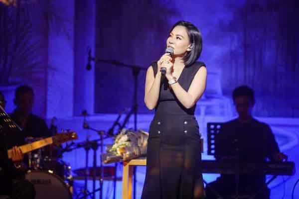 Ca sĩ Thu Minh về nước hội ngộ fan sau hai năm vắng bóng