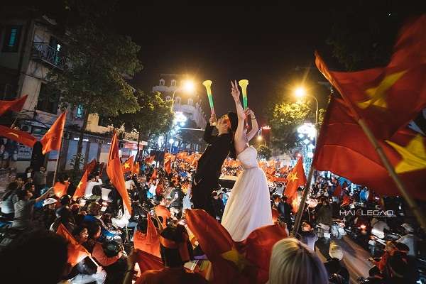 Bộ ảnh cưới cực chất mừng U23 chiến thắng