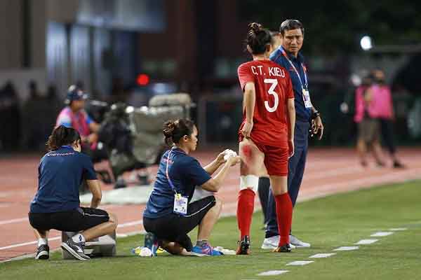 Chương Thị Kiều với nỗi ám ảnh chấn thương trên mặt sân cỏ nhân tạo