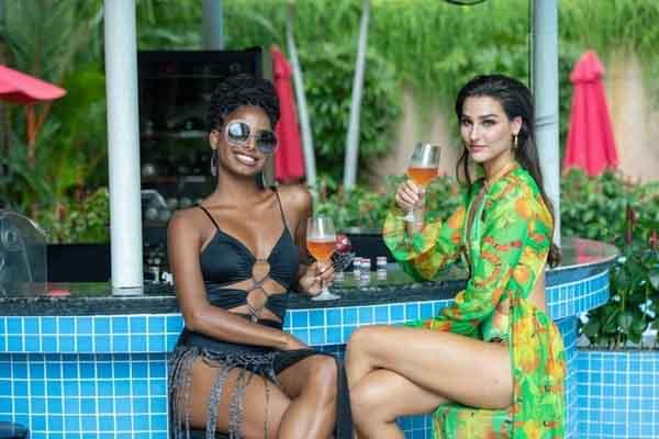 2 Hoa hậu Trái đất gợi cảm với bikini ngày hè