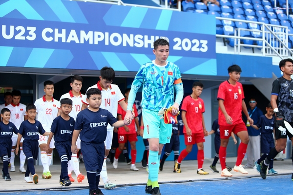 Tại sao HLV Troussier không gọi thủ môn Quan Văn Chuẩn lên U.23 Việt Nam?