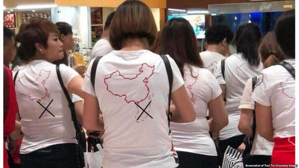 Vụ khách Trung Quốc mặc áo “đường lưỡi bò”, Tổng cục Du lịch nói chỉ là “sự cố nhỏ”